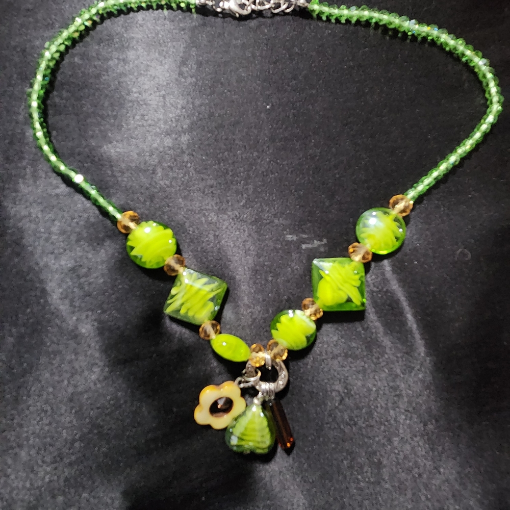 Green Floral Glass Bead Necklace - Picture 2 of 9